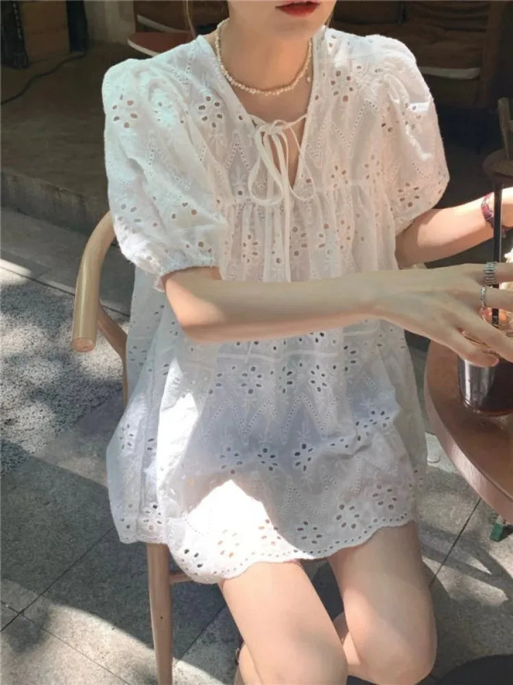 Chemise d’Été Femme – Col V et Dentelle Florale
