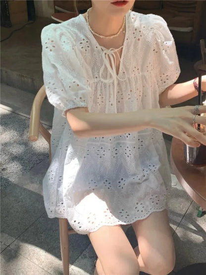 Chemise d’Été Femme – Col V et Dentelle Florale