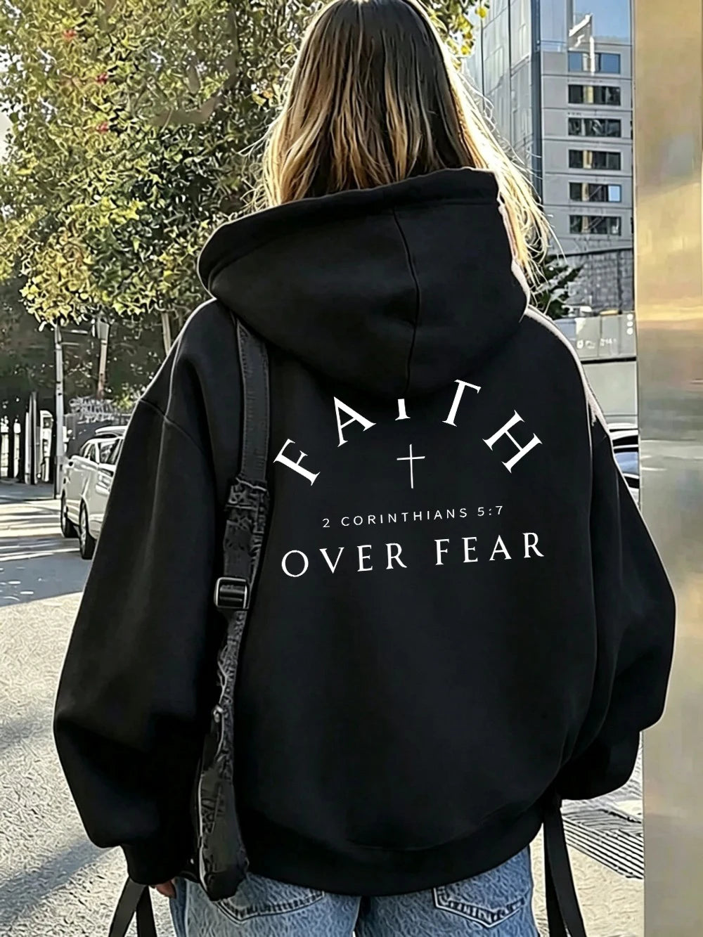 Sweat à capuche imprimé Faith Over Fear pour femmes