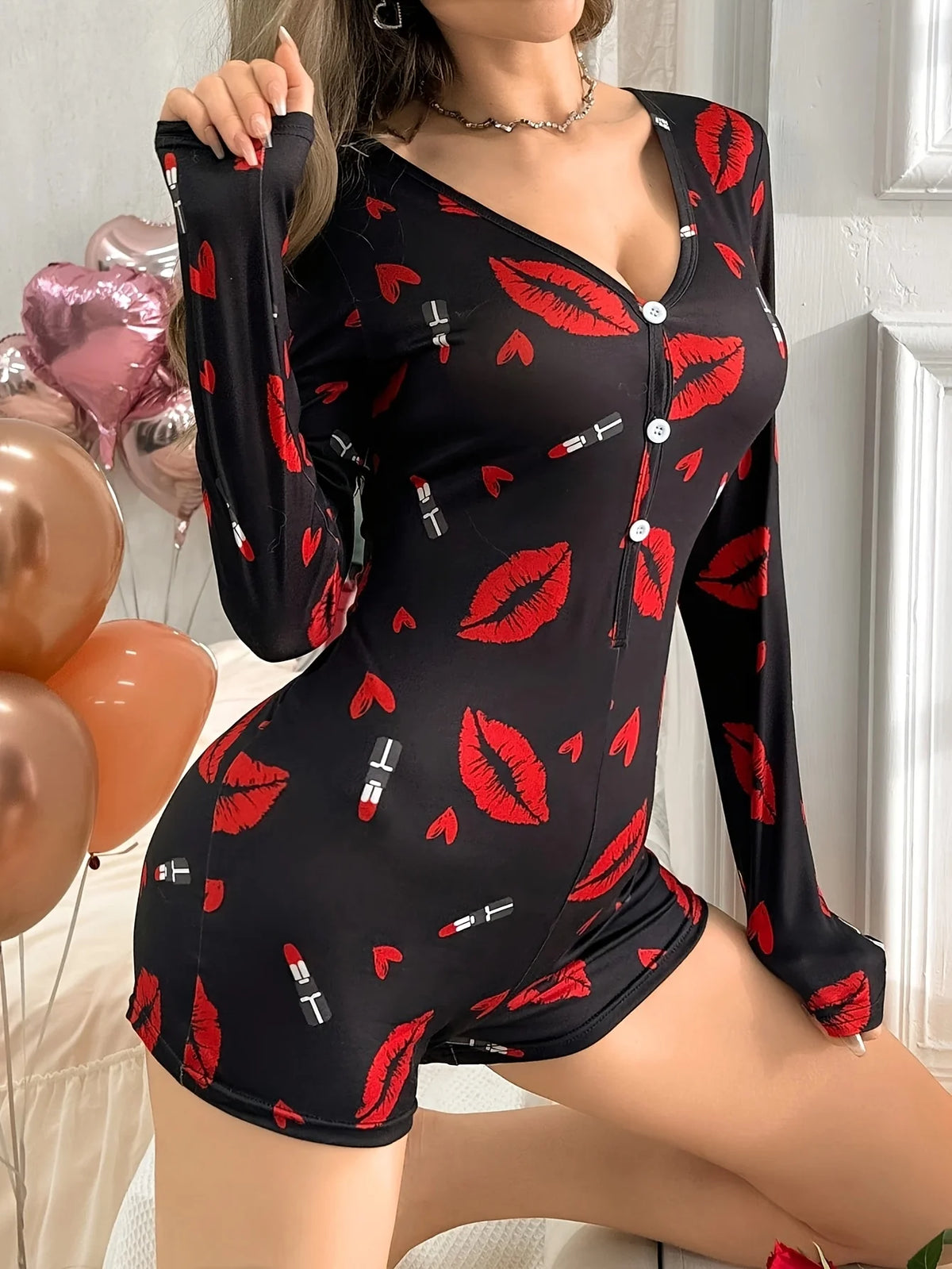 Combinaison de Nuit Femme – Lèvres Rouges, Col V et Boutons