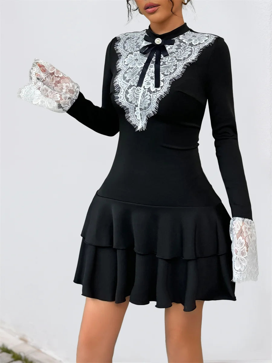 Robe noire en dentelle contrastée avec ourlet à volants superposés pour femmes