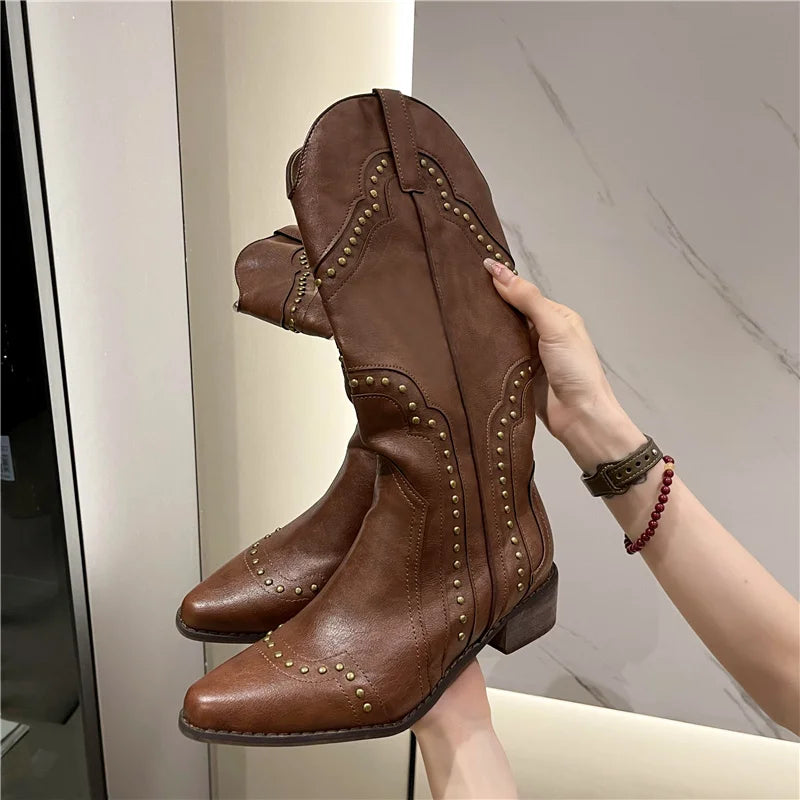 Bottes cloutées en cuir à talons bas pour femmes