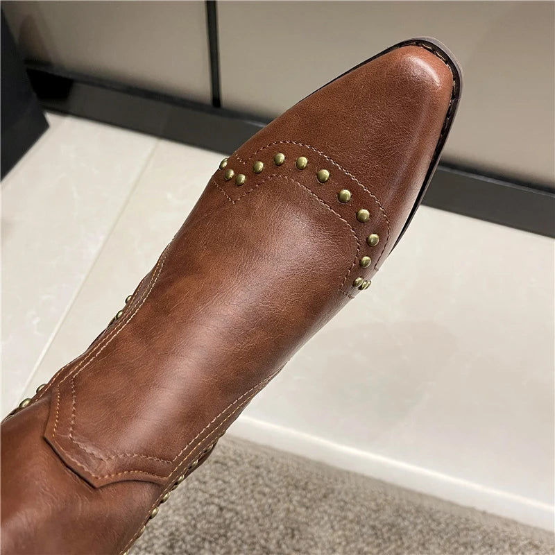 Bottes cloutées en cuir à talons bas pour femmes
