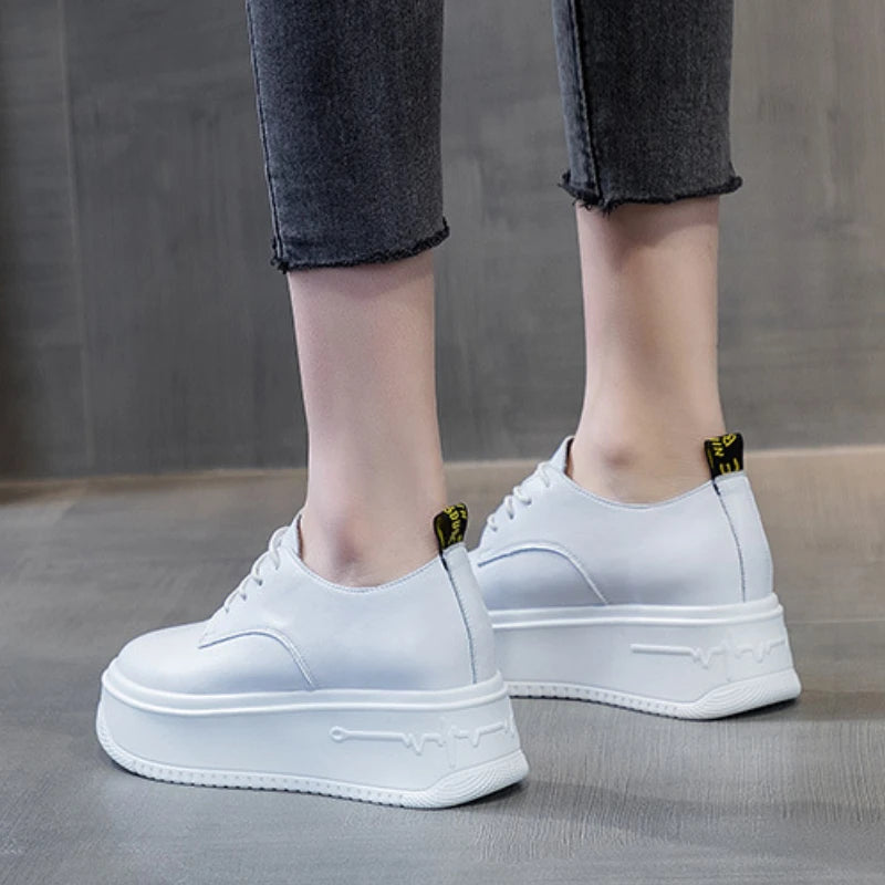 Baskets à semelle compensée en cuir véritable pour femmes