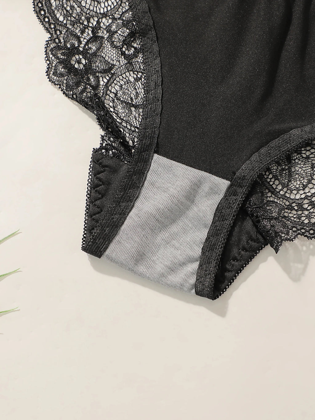 Ensemble de lingerie sexy en dentelle avec boucle avant et bretelles croisées pour femmes