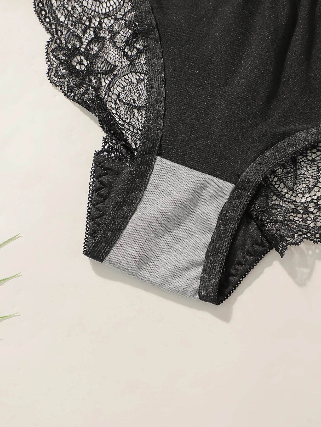 Ensemble de lingerie sexy en dentelle avec boucle avant et bretelles croisées pour femmes