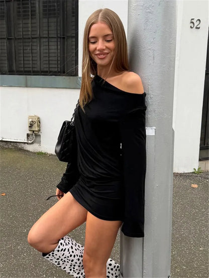 Robe courte femme noire élégante à col asymétrique