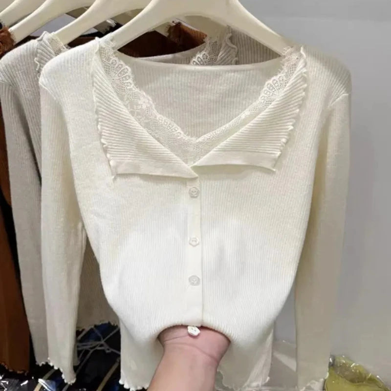 Cardigan Côtelé Femme – Bordures en Dentelle