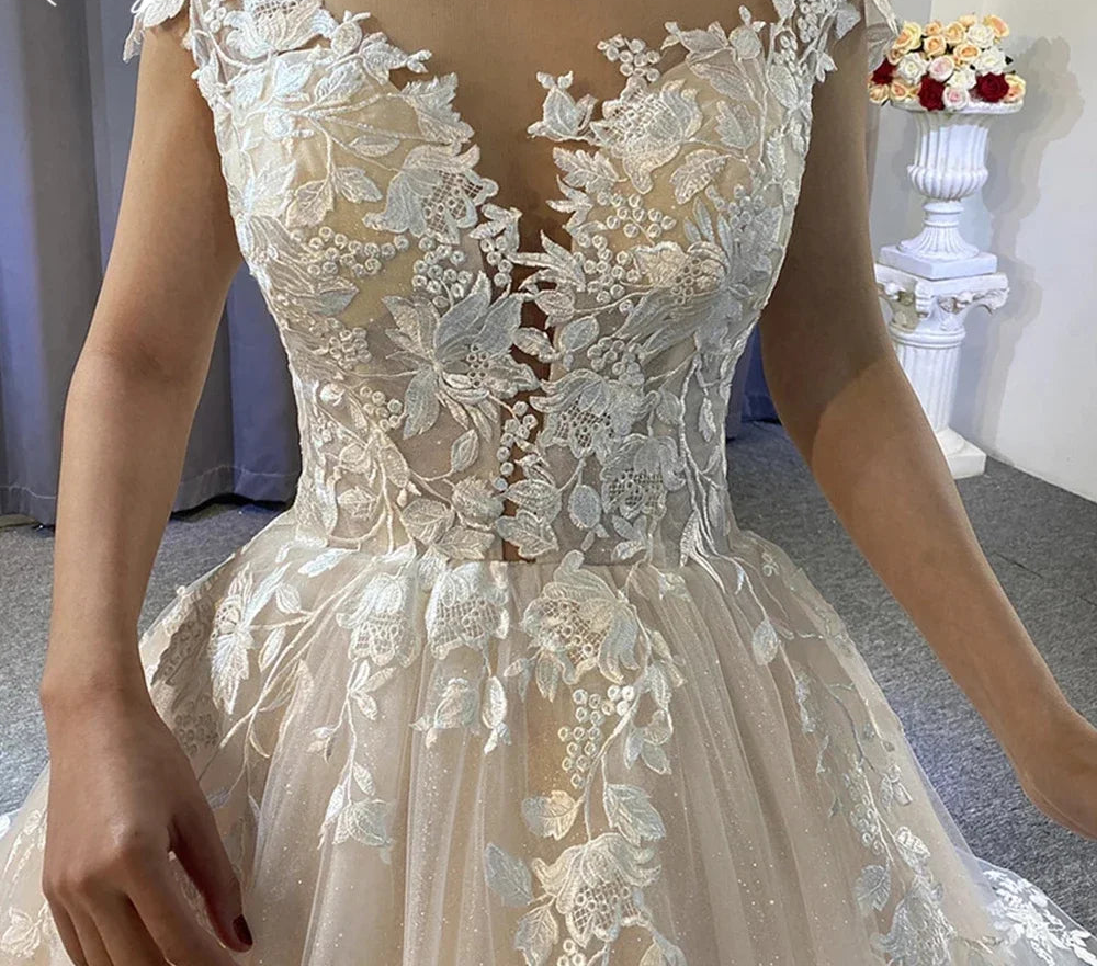Robes de mariée en dentelle avec des appliques pour femmes