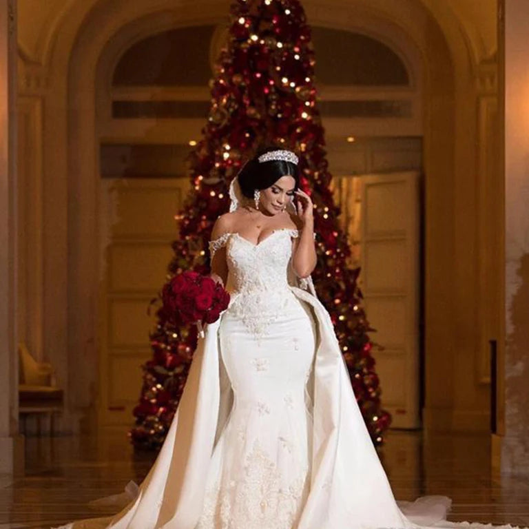 Robes de mariée élégantes en dentelle perlée avec traîne pour femmes