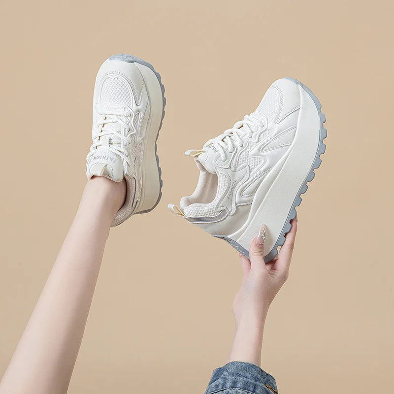Baskets compensée en cuir synthétique pour femmes