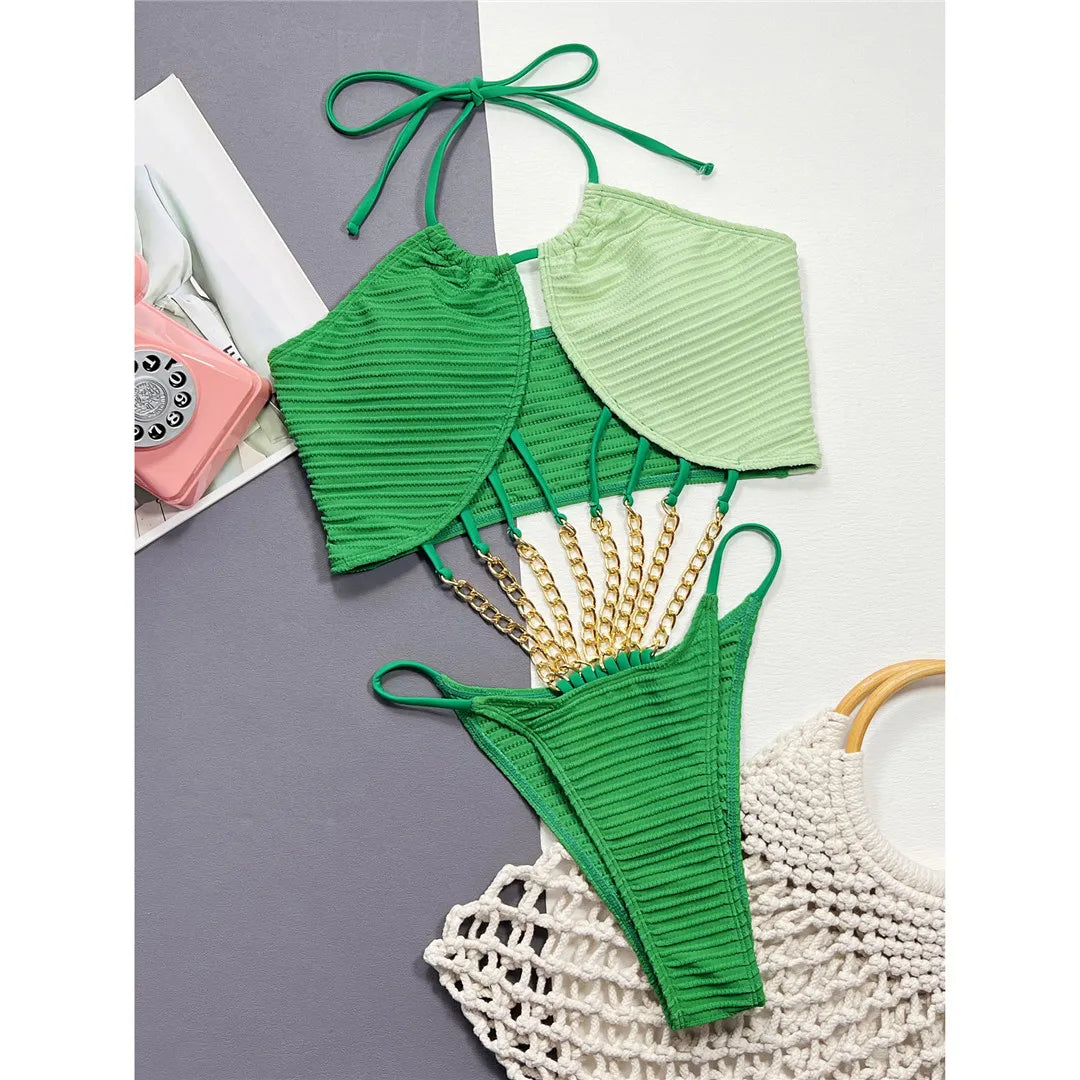 Maillot de bain une pièce avec chaînes métalliques et découpe haute pour femmes