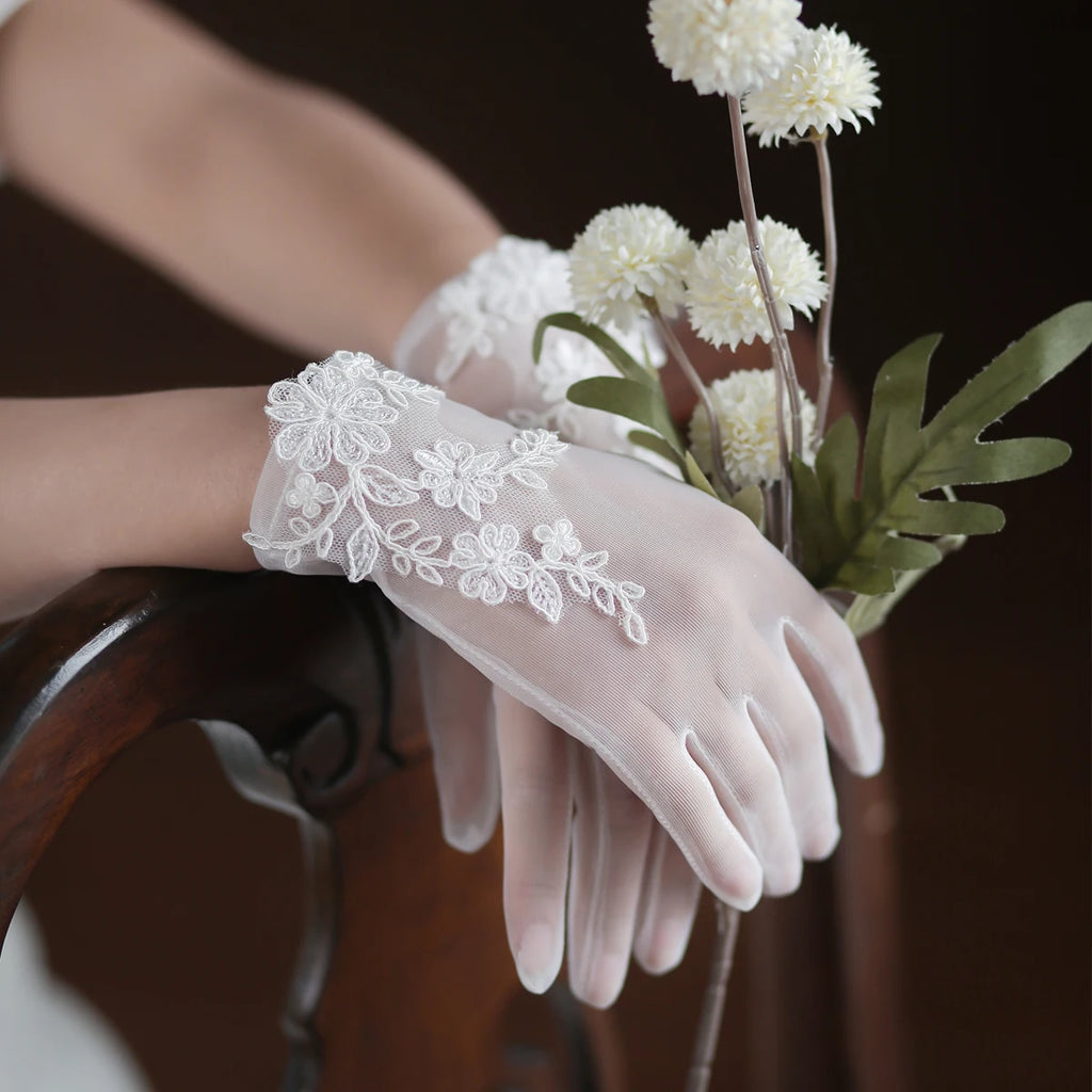 Gants blancs en dentelle de tulle doux faits à la main pour femmes