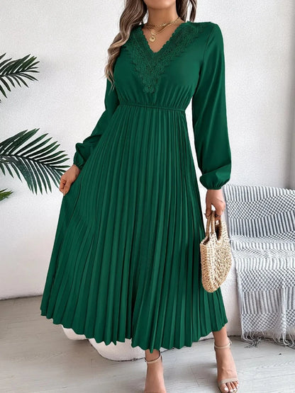 Robe Longue Plissée Femme – Col V et Taille en Dentelle