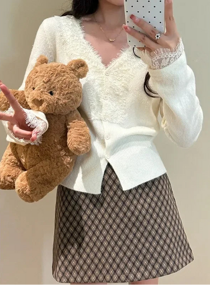 Cardigan en Maille Femme – Col V et Bordure en Dentelle