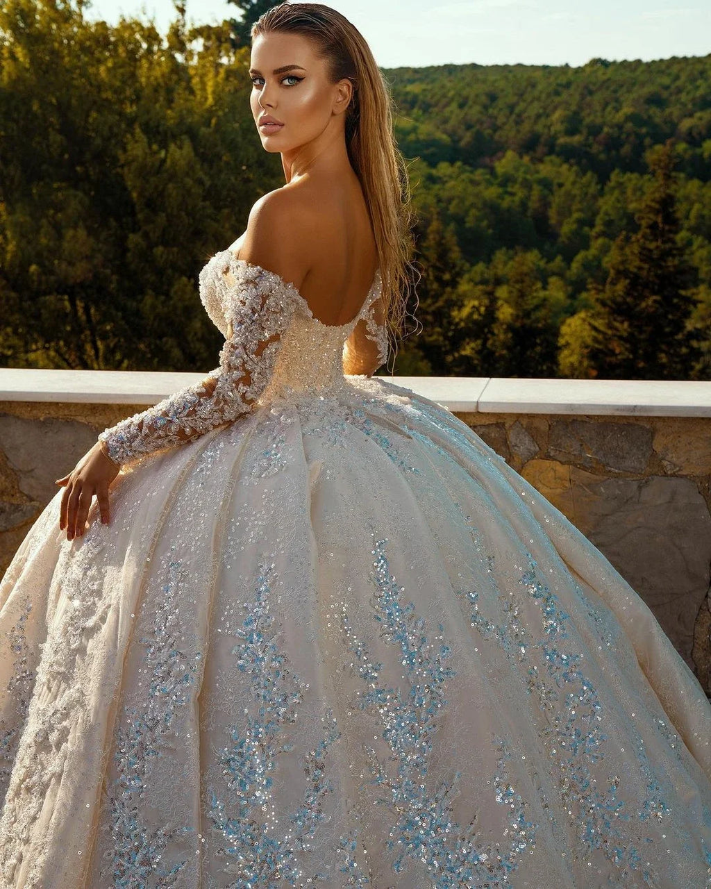 Robes de mariée à col en v pour femmes