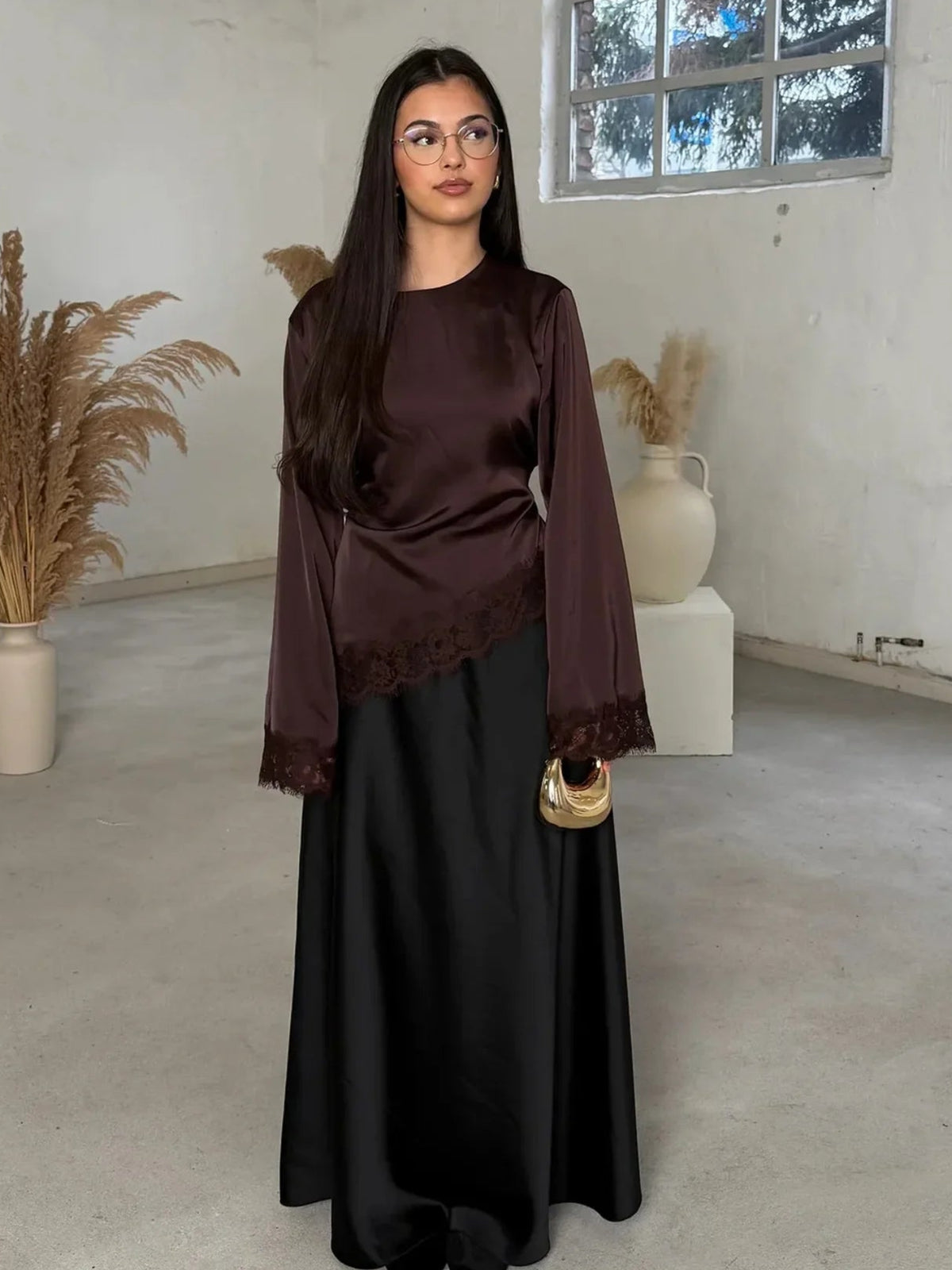 Chemise Satinée Femme – Dentelle et Ourlet Asymétrique