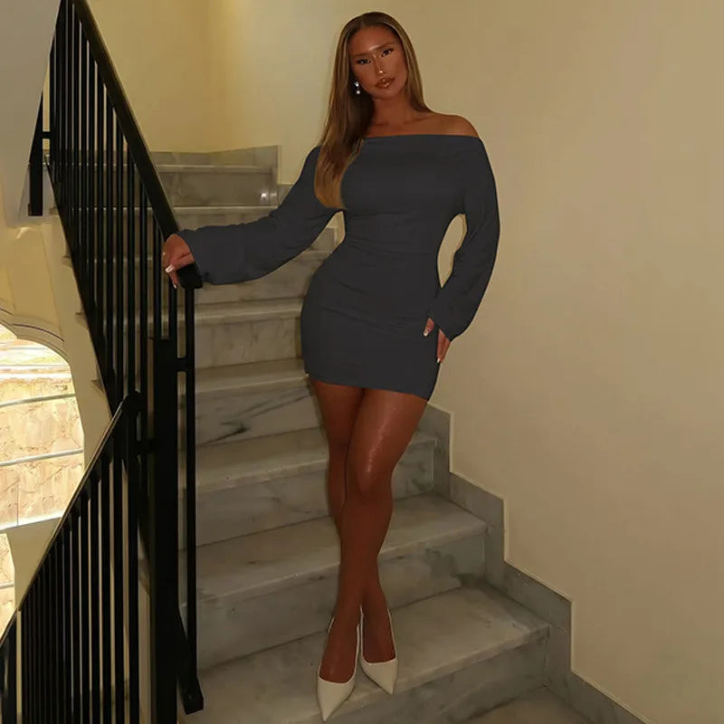 Robe courte asymétrique ajustée à manches longues