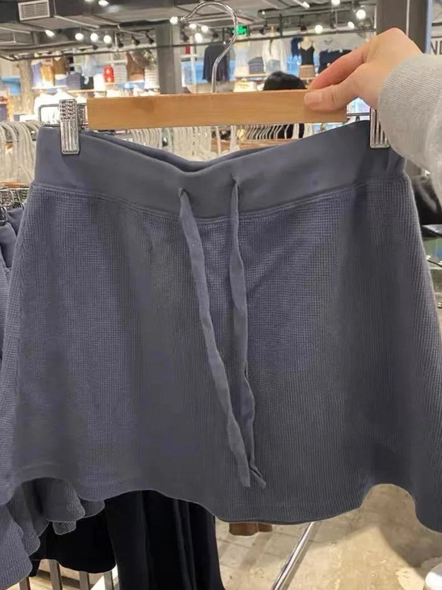 Mini jupe plissée blanche avec cordon de serrage pour femmes