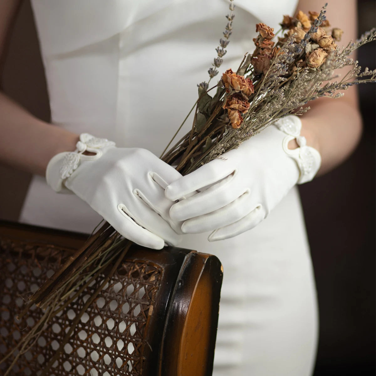 Gants de poignet en satin blanc pour femmes