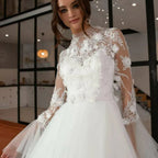 Robe de mariée évasée à manches longues et col haut pour femmes