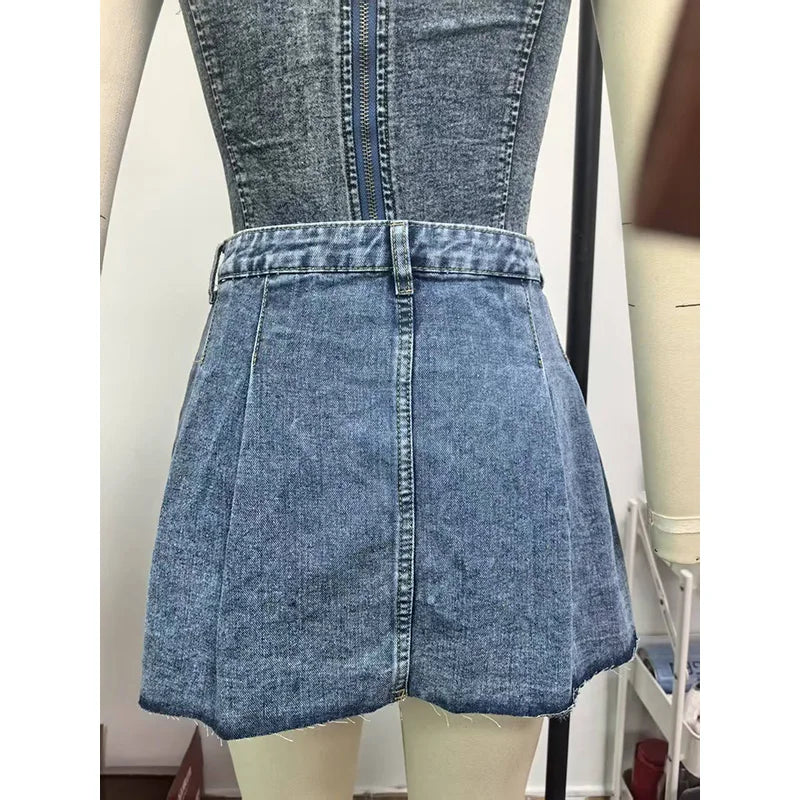 Jupe courte plissée boutonnée sur le devant pour femmes