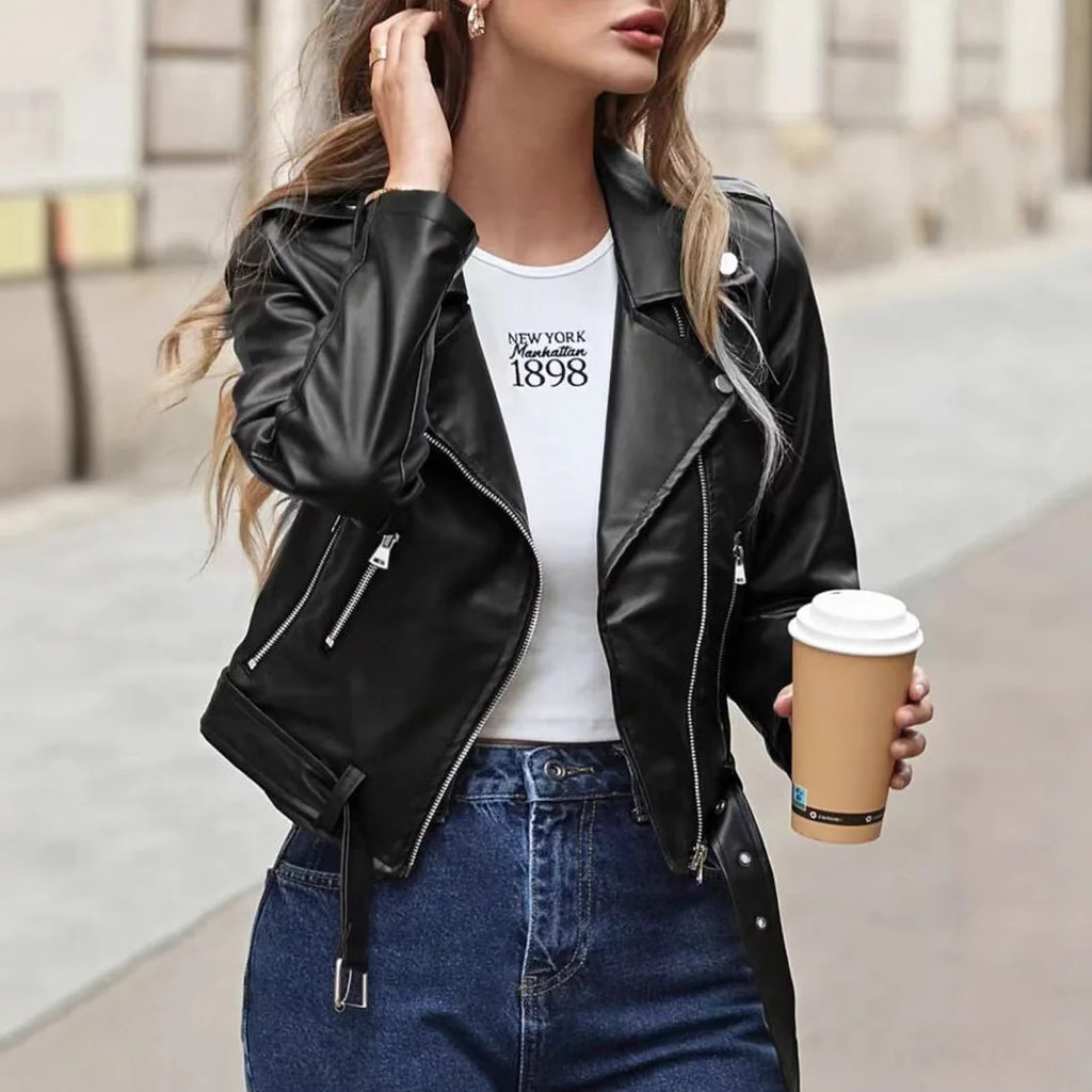Veste courte et cintrée en similicuir noir pour femmes