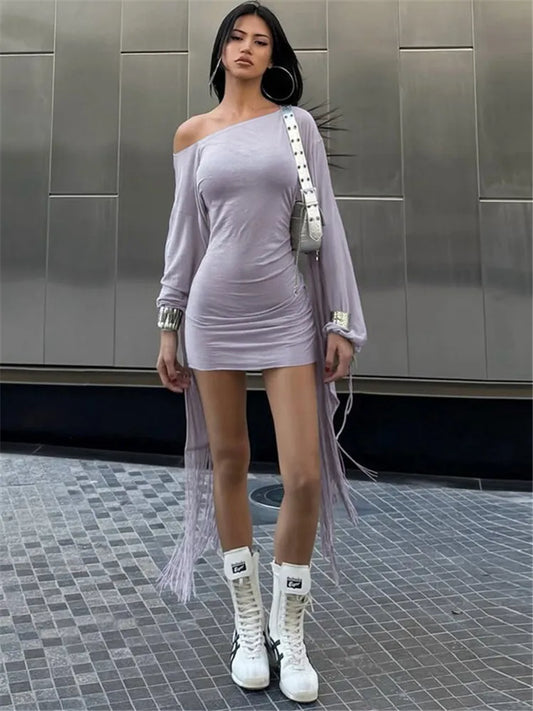 Robe moulante femme grise asymétrique à franges et manches lanterne