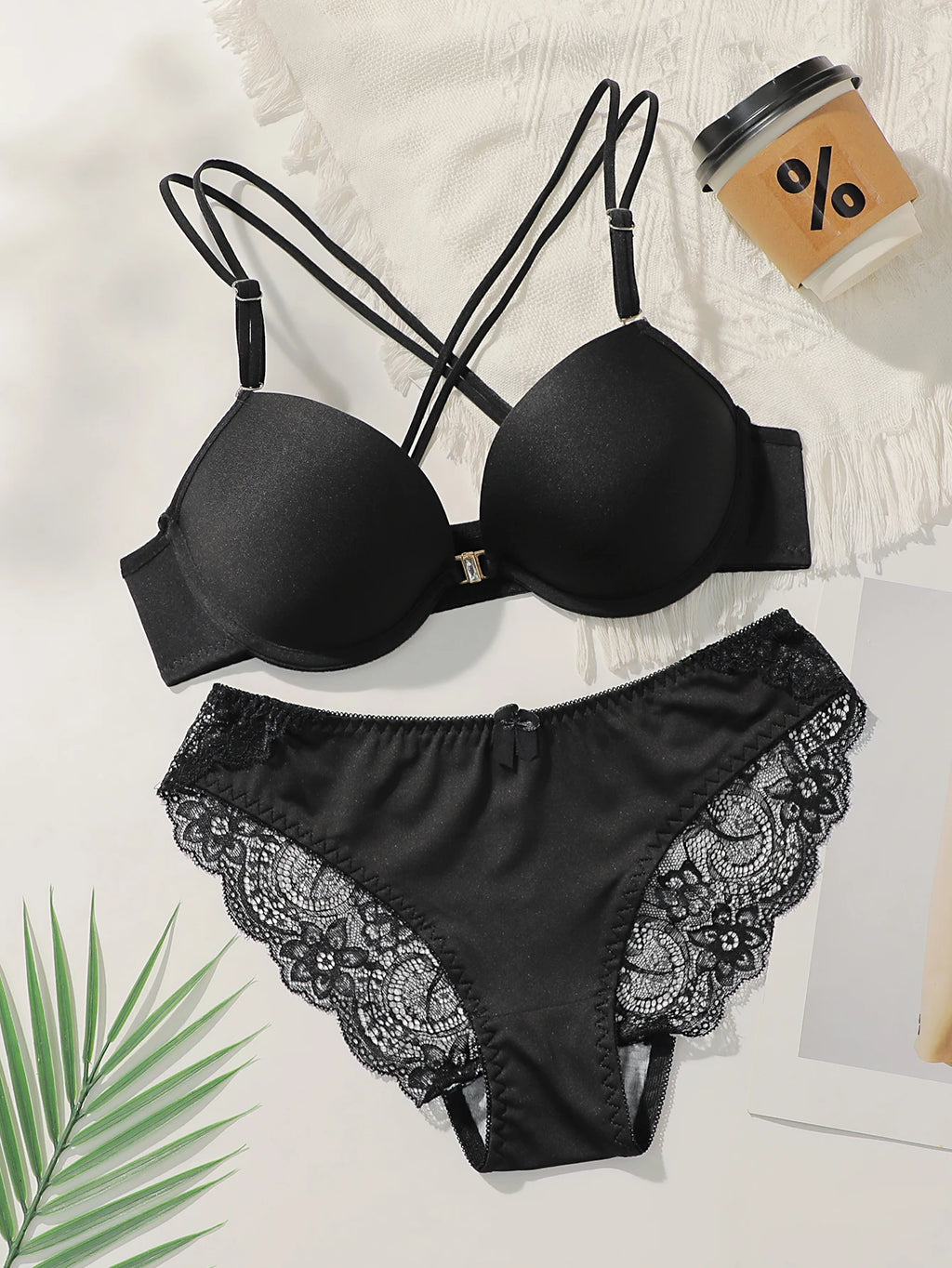 Ensemble de lingerie sexy en dentelle avec boucle avant et bretelles croisées pour femmes