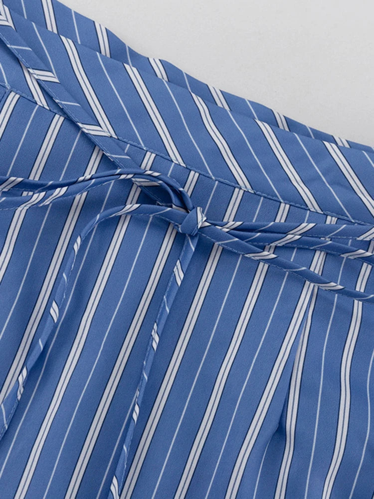 Ensemble deux pièces jupe rayée et chemise à manches longues pour femmes