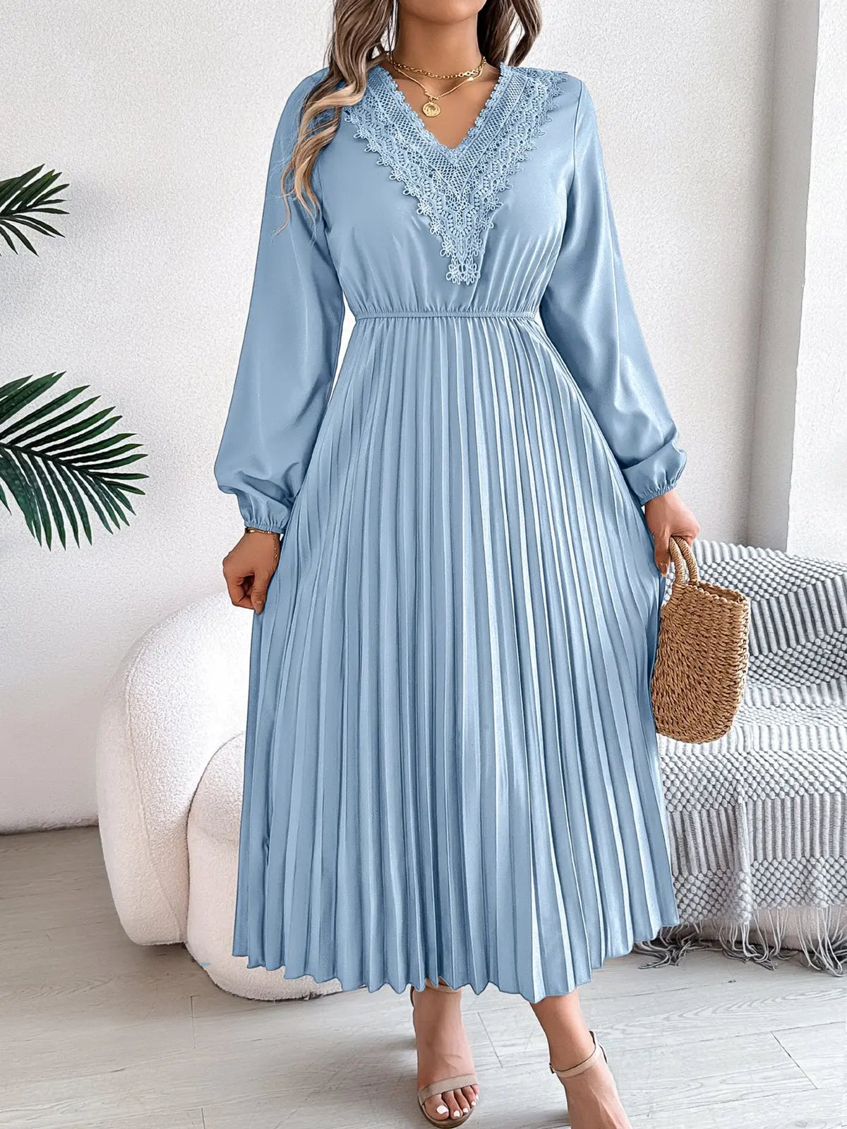 Robe Longue Plissée Femme – Col V et Taille en Dentelle