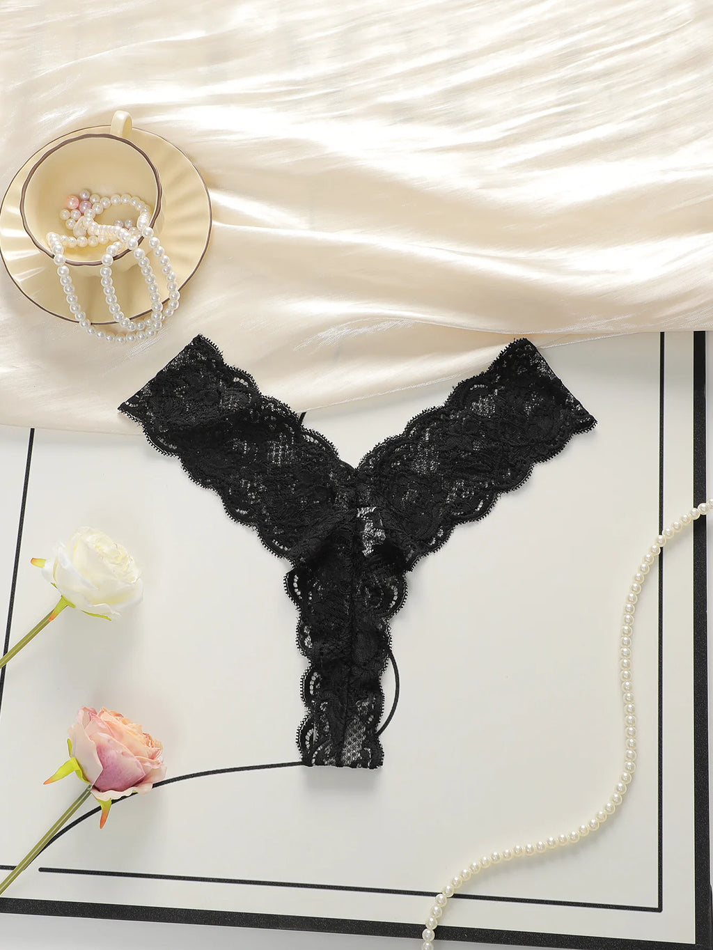 String sexy brodé en dentelle transparente pour femmes