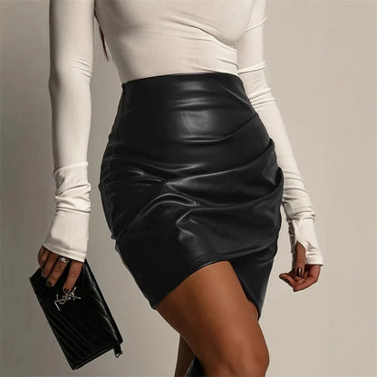 Jupe courte noire asymétrique en similicuir à taille haute