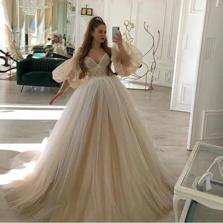 Robe de mariée princesse à décolleté plongeant et manches longues pour femmes