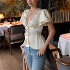 T-shirt court à lacets Lace V-neck pour femmes