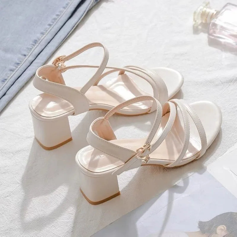 Sandales blanches à bout ouvert et talons moyens pour femmes