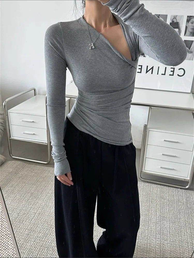 Haut Gris à Col Asymétrique – Coupe Ajustée