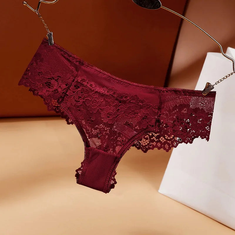 Élégance et séduction : Le string en dentelle noire indispensable pour femmes