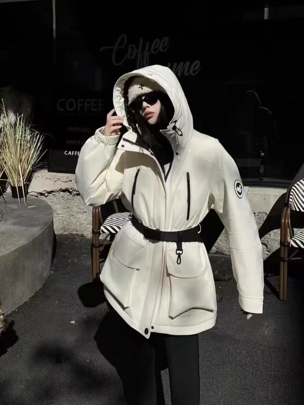 Vestes rembourrées à capuche avec ceinture pour femmes