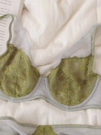 Ensemble soutien-gorge en dentelle ultra fine brodée de fleurs et culotte pour femmes