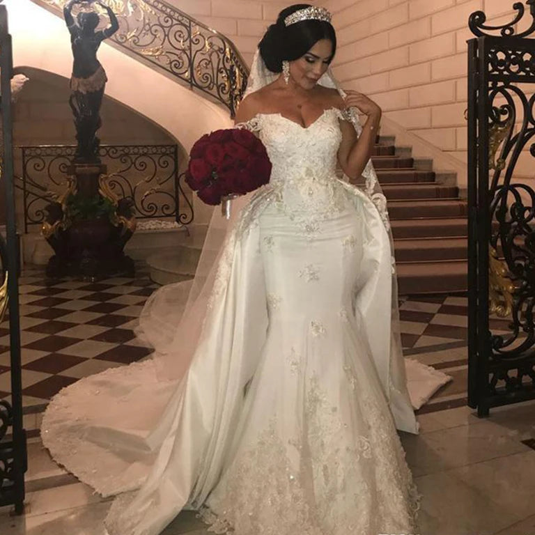 Robes de mariée élégantes en dentelle perlée avec traîne pour femmes