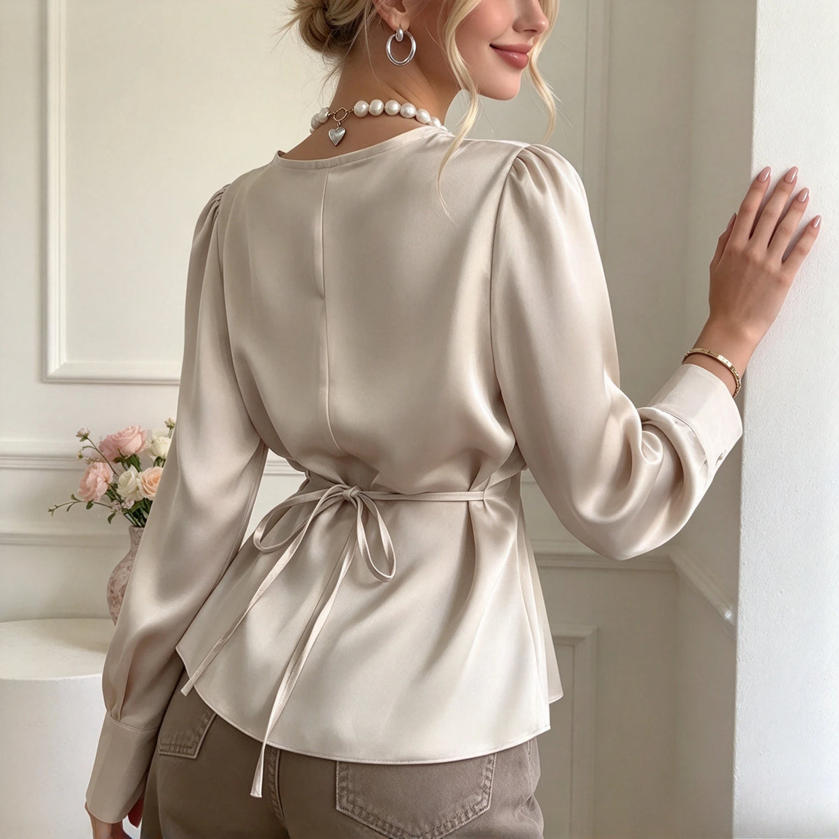 Chemise Satinée Femme – Col V Profond et Dentelle