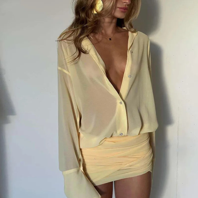 Mini robe chemise transparente à manches évasées pour femmes