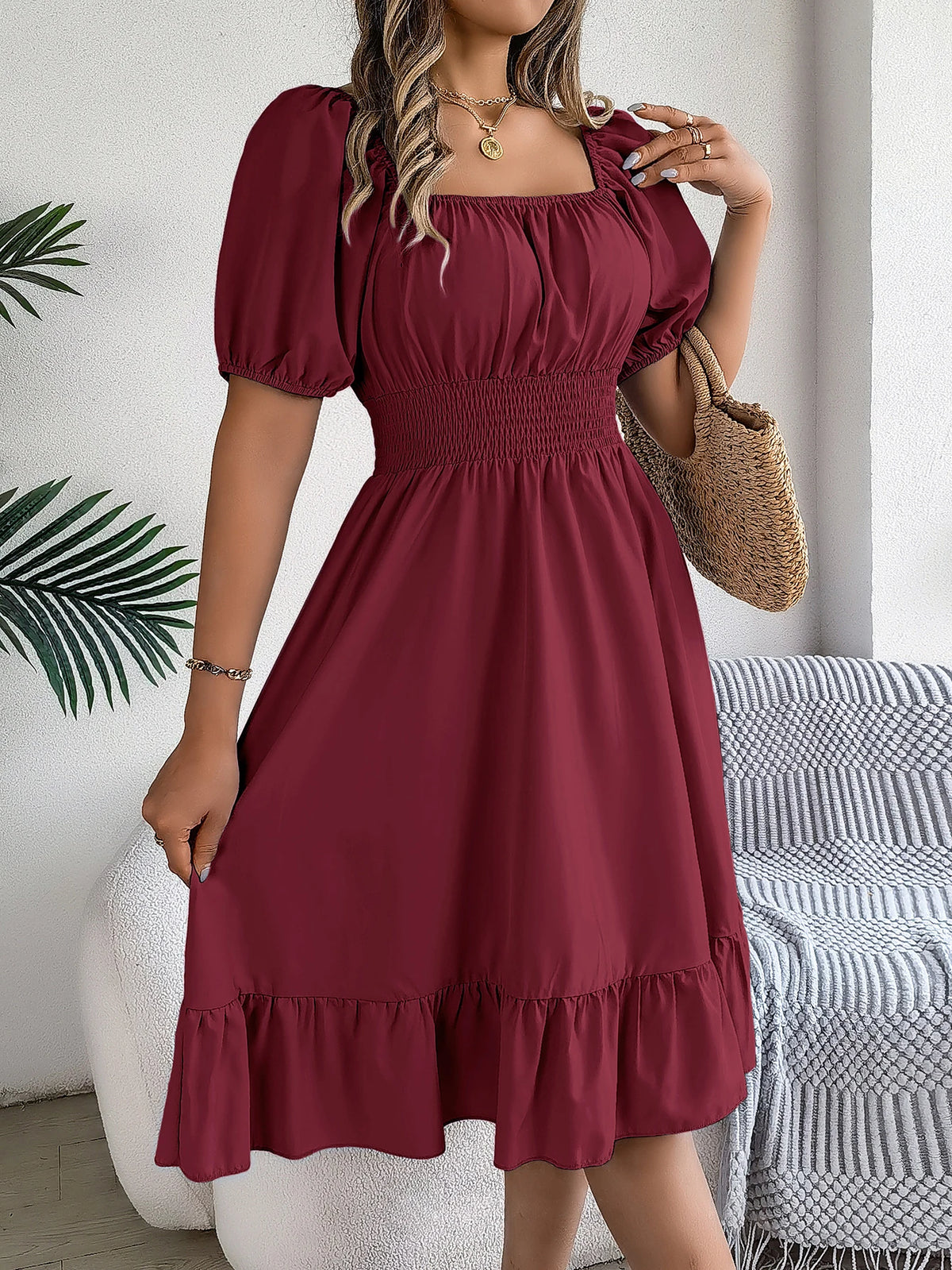 Robe Élégante Femme – Taille Haute, Col Carré et Manches Courtes