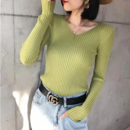 Pull Côtelé Femme – Col V et Coupe Ajustée