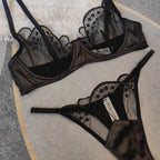 Ensemble soutien-gorge brodé et string.pour femmes