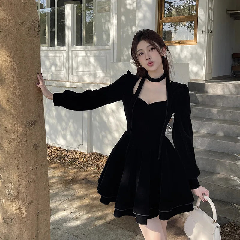 Robe courte femme en velours noir à col carré et tour de cou