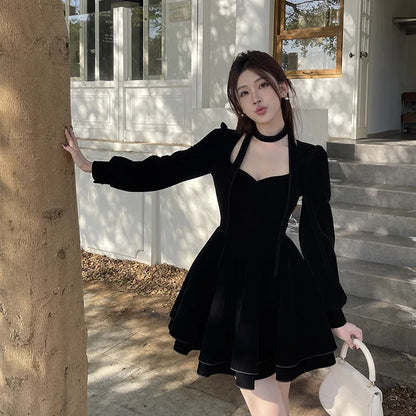 Robe courte femme en velours noir à col carré et tour de cou