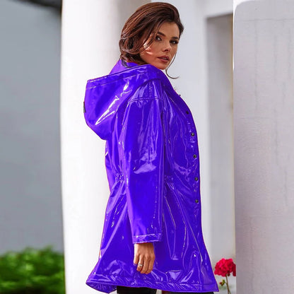 Manteau Verni à Capuche et Fermeture Boutonnée