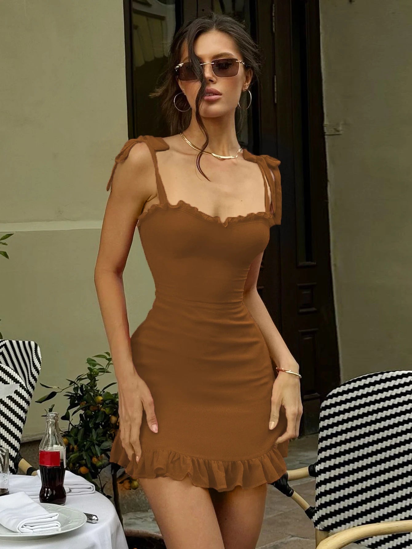 Mini robe élégante à volants et dos nu pour femme